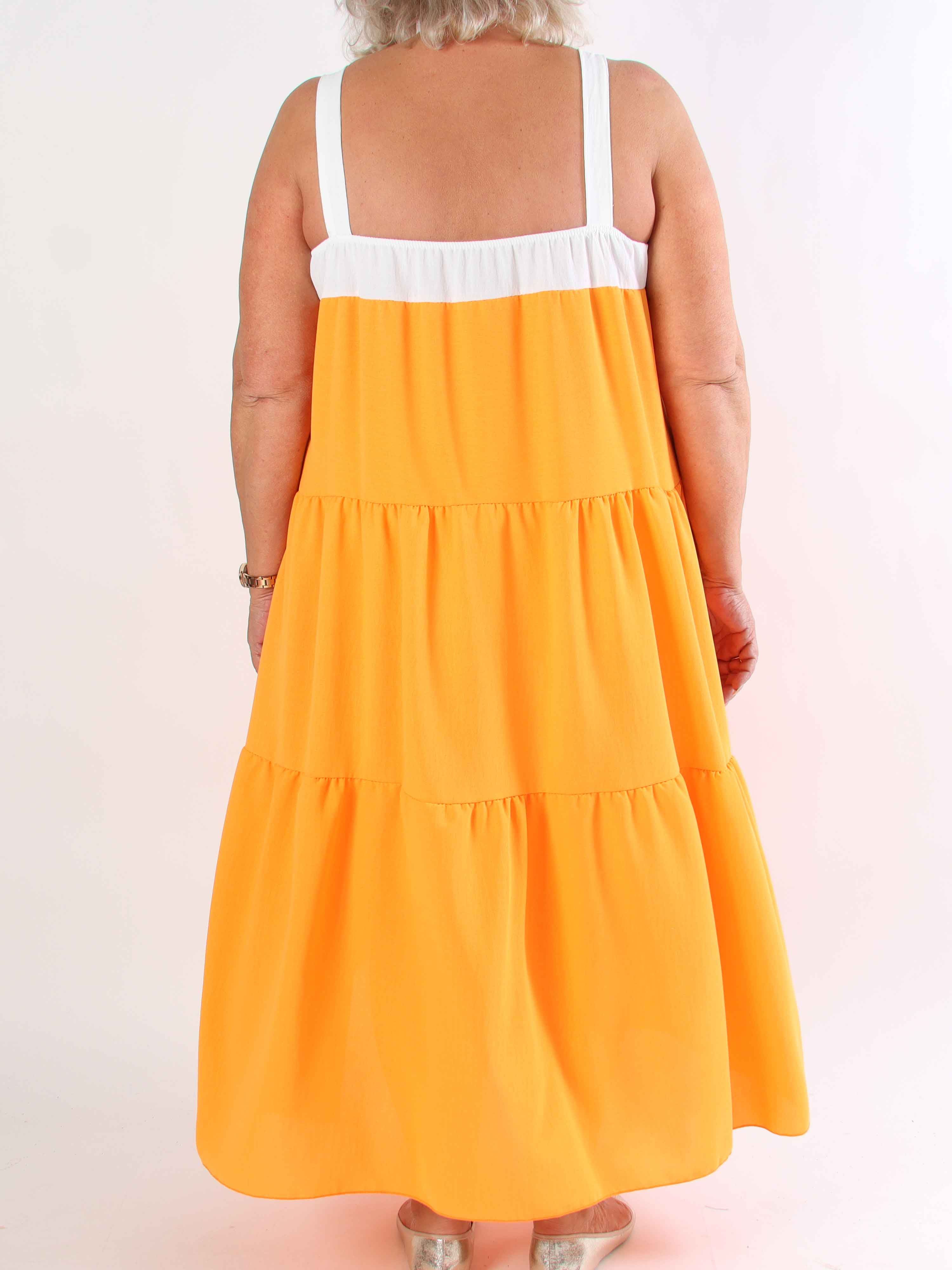 Glenna - Lång plus size klänning i viskos med vita axelband